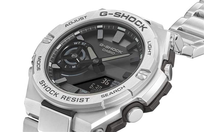 錶圈以多重加工處理，從各角度呈現優異的金屬質感。（G-SHOCK官網）