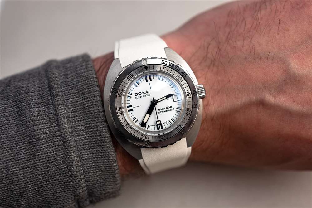 介紹厭倦了顏色？Doxa 的“Whitepearl”表盤現(xiàn)已為其整個核心系列提供