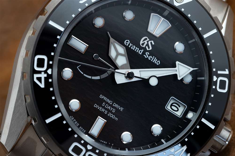 全新 Grand Seiko Spring Drive Diver SLGA015 表盤特寫。