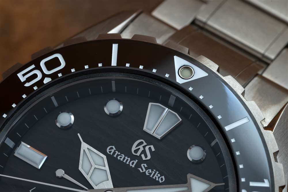 新款 Grand Seiko Spring Drive Diver SLGA015 表圈特寫。