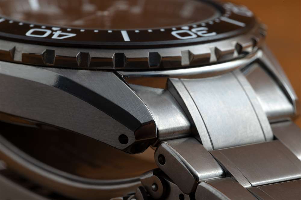 新款 Grand Seiko Spring Drive Diver SLGA015 的表耳。