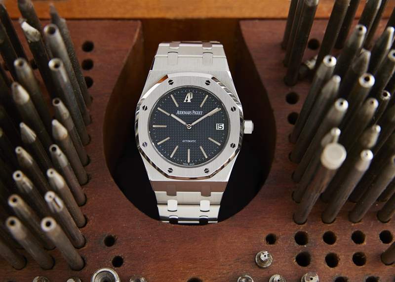 Audemars Piguet 皇家橡樹銀禧限量版 14802ST.OO.0944ST.01 豎立在一個裝滿小螺絲刀的抽屜里。
