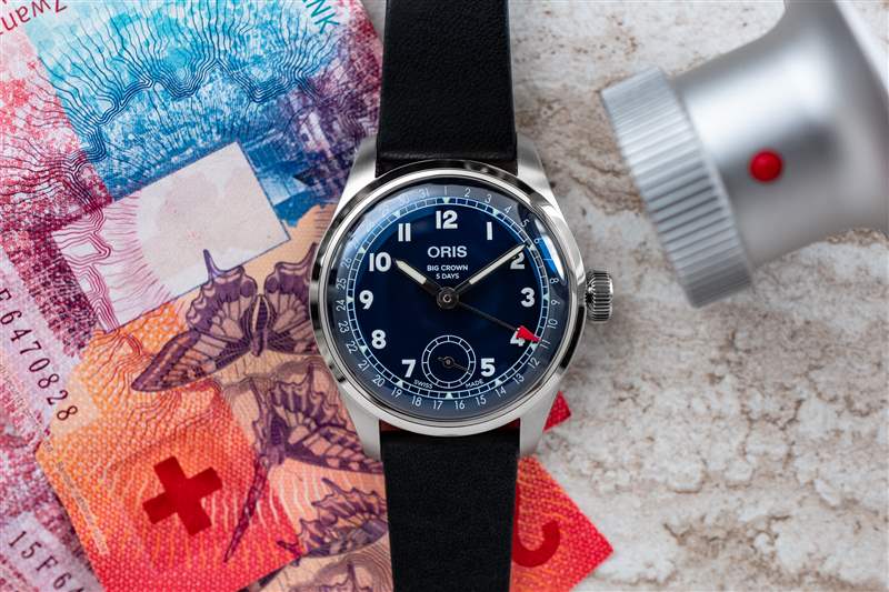 桌子上的 Oris BC 403。