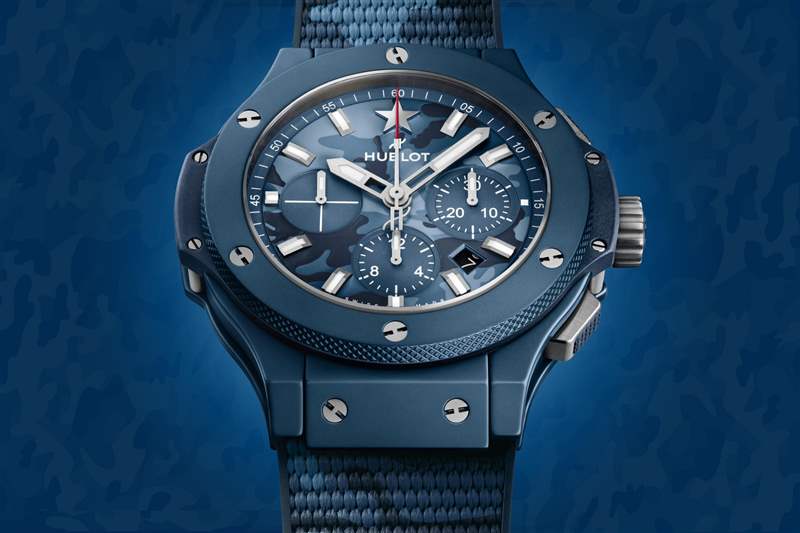 藍色背景上的 Hublot Big Bang Camo Texas 士兵形象。