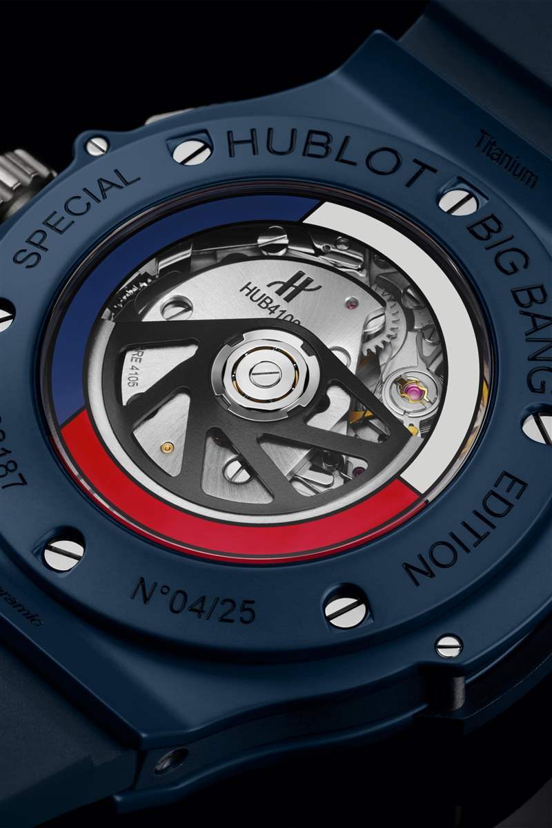 Hublot Big Bang Camo Texas 的底蓋圖像顯示了紅色、白色和藍色轉子