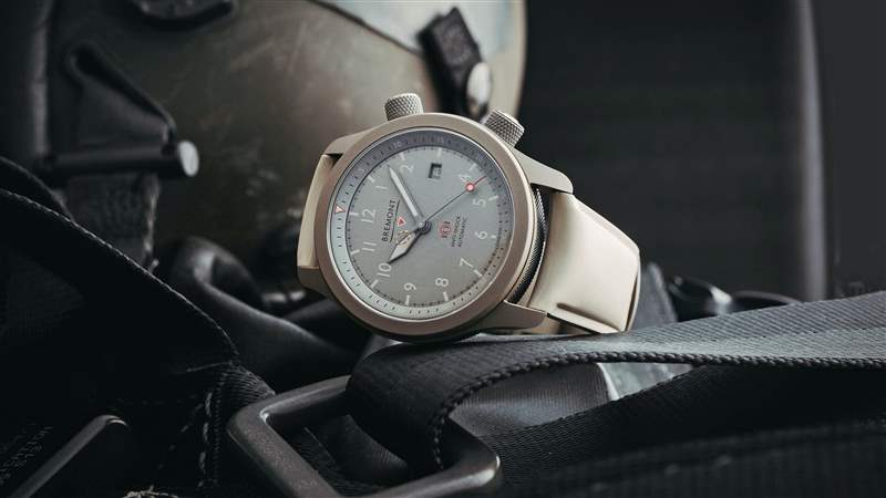一輛 Bremont MBII Savanna In Titanium 傾斜在它的一側，周圍環(huán)繞著飛機設備。