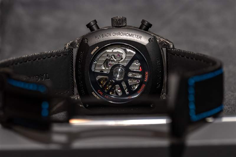 透過底蓋可以看到 TAG Heuer Monza 的 Calibre 02 機芯和黑色擺陀。
