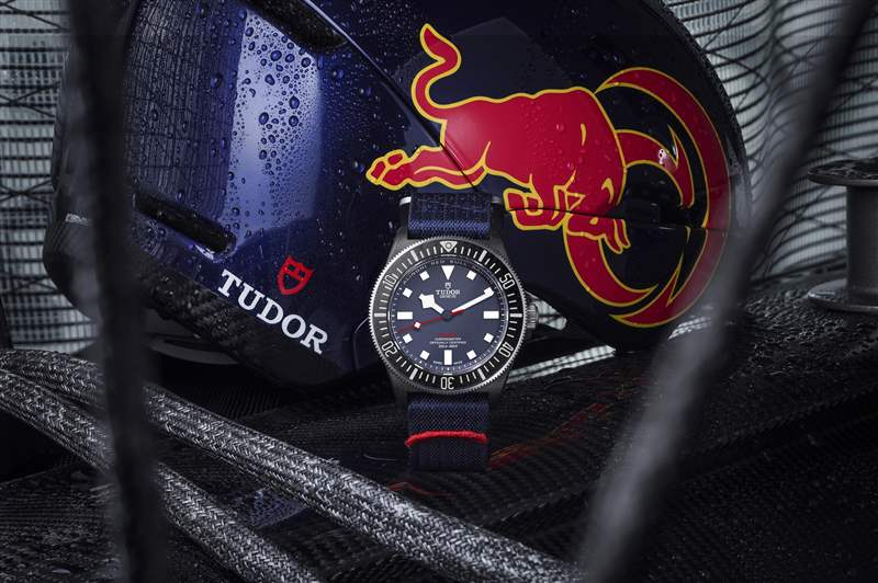 『新表』帝舵推出Pelagos FXD Alinghi Red Bull Racing Edition大三針腕表和計時碼表：碳復合材料表殼，藍白灰帆船色